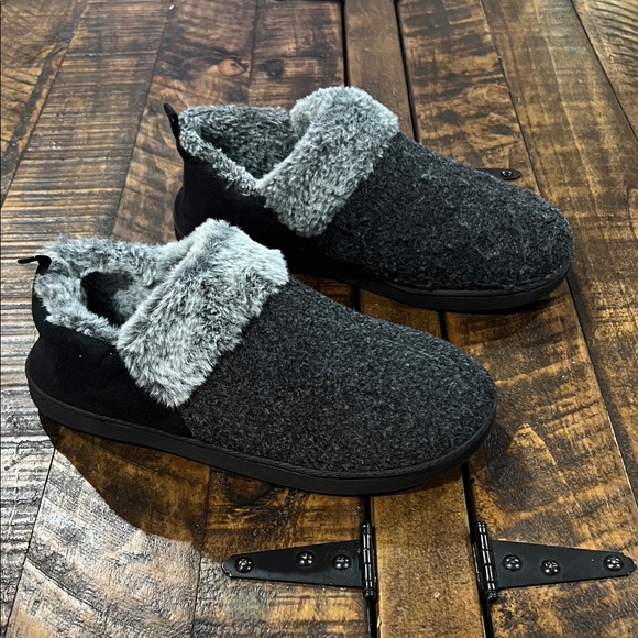 Cozy Gray Women's Slippers - Picture 6 of 6